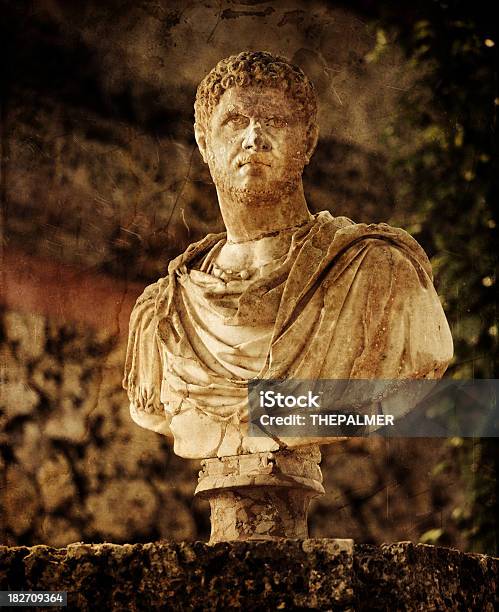 Busto Jardín Estilo Romano Foto de stock y más banco de imágenes de Aire libre - Aire libre, Anticuado, Antigualla