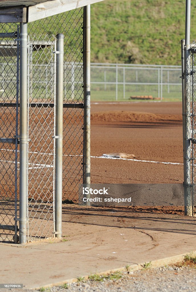 Banquillo de campo de béisbol y entrada de campo de béisbol - Foto de stock de Base - Artículos deportivos libre de derechos