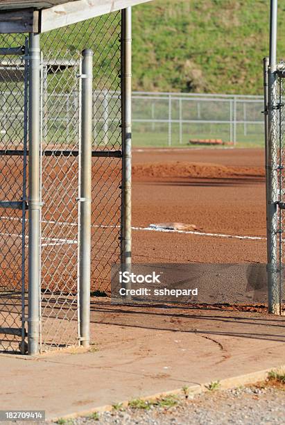 Banquillo De Campo De Béisbol Y Entrada De Campo De Béisbol Foto de stock y más banco de imágenes de Base - Artículos deportivos