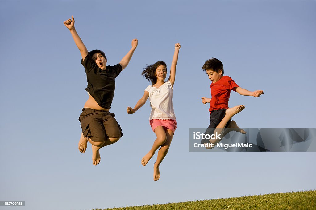 Crianças pulando - Foto de stock de Adolescente royalty-free