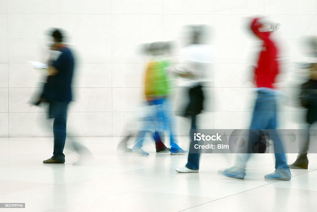 I pendolari a piedi nel corridoio, Motion blur - Foto stock royalty-free di Sfondo bianco