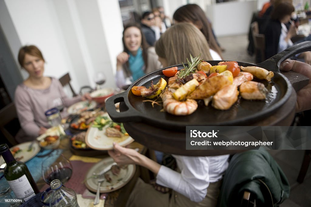Serviert Speisen auf hot-pan - Lizenzfrei Frauen Stock-Foto