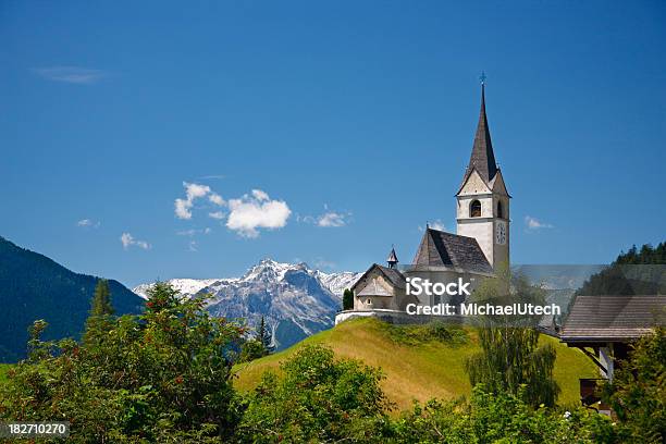 Iglesia En La Colina En Los Alpes Europeos Foto de stock y más banco de imágenes de Austria - Austria, Iglesia, Alpes Europeos