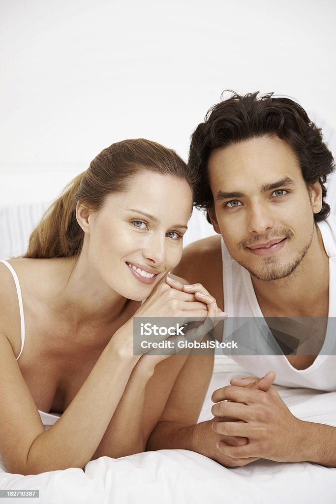 Молодые Романтическая пара лежать вместе на кровати - Стоковые фото 20-24 года роялти-фри
