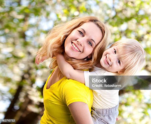 Foto de Carregando Nos Ombros e mais fotos de stock de Amarelo - Amarelo, Criança, No ombro