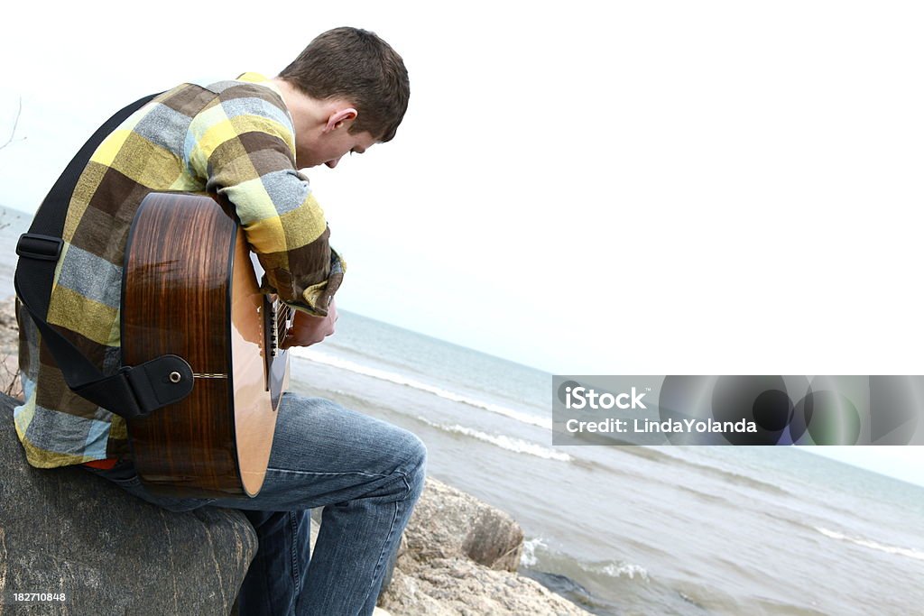 Teen Boy a Tocar Guitarra na praia - Royalty-free 16-17 Anos Foto de stock