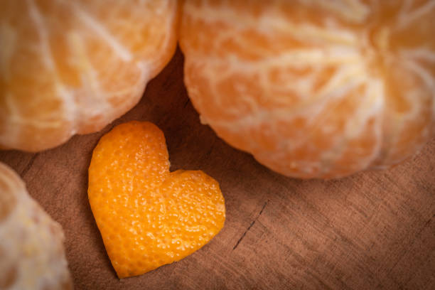 forma de corazón de naranja hecha de cáscara de naranja. - 7958 fotografías e imágenes de stock