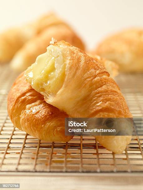 Croissants Mit Geschmolzener Butter Stockfoto und mehr Bilder von Butter - Butter, Croissant, Ausgebleicht