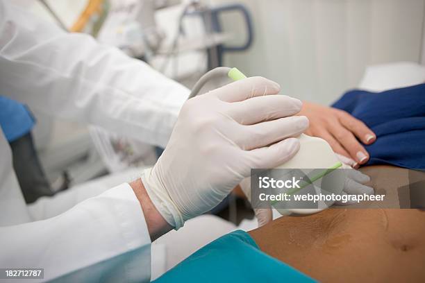 Ecografía Examen De Foto de stock y más banco de imágenes de Embarazada - Embarazada, Abdomen, Abdomen humano