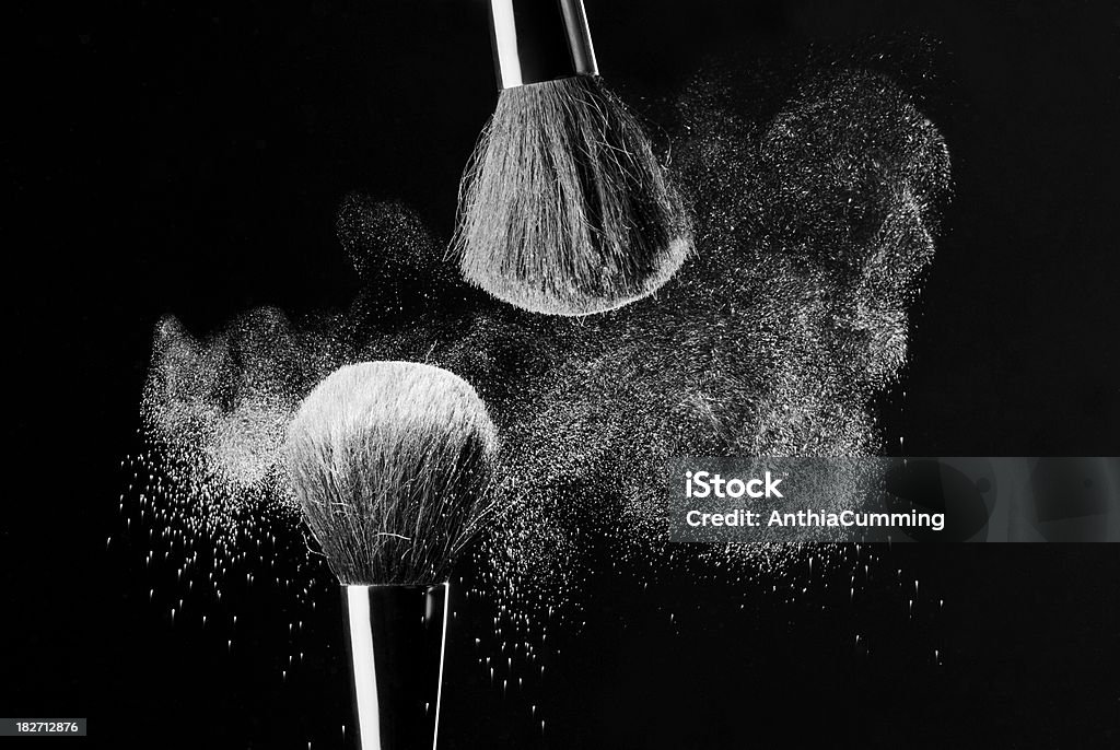 루스 파우더입니다 폭발 2 개의 브러쉬는 - 로열티 프리 먼지 스톡 사진