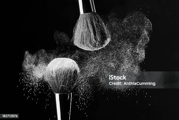 루스 파우더입니다 폭발 2 개의 브러쉬는 먼지에 대한 스톡 사진 및 기타 이미지 - 먼지, 메이크업 화장품, 개념