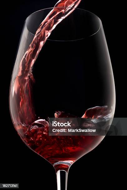 Vinho Tinto Sendo Colocadas - Fotografias de stock e mais imagens de Fundo Preto - Fundo Preto, Vinho, Chapinhar