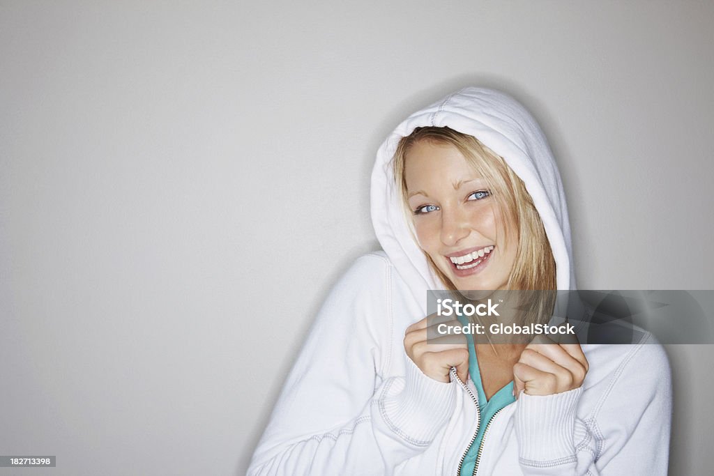 Счастливая Симпатичная женщина носить белый капюшоном - Стоковые фото Свитер роялти-фри
