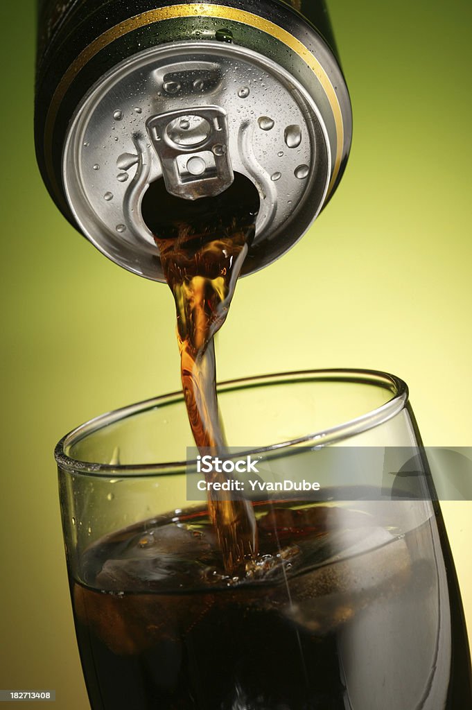 cola pouvez verser dans un verre - Photo de Canette de boisson libre de droits