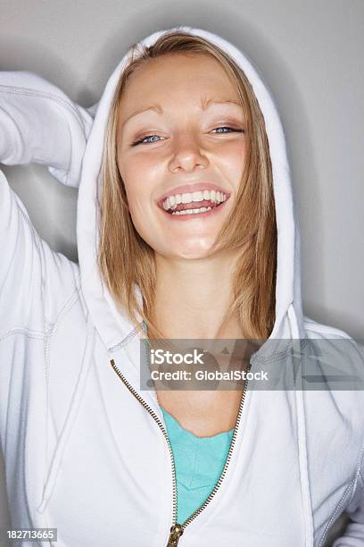 Foto de Mulher Jovem Feliz Em Branco e mais fotos de stock de 18-19 Anos - 18-19 Anos, Adolescência, Adulto