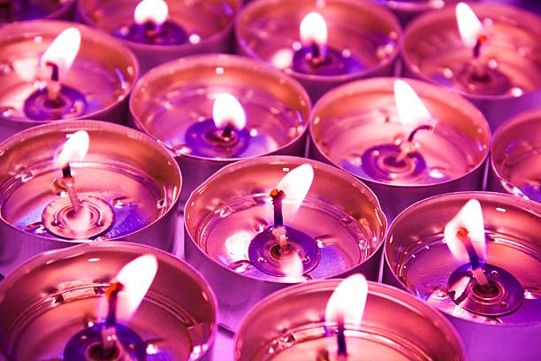 violette ardor candlelights fondo - tea light fotografías e imágenes de stock