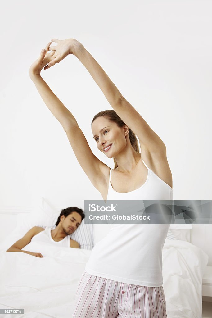 Счастливый вращающийся женщина с мужчиной спать в постели - Стоковые фото Женщины роялти-фри