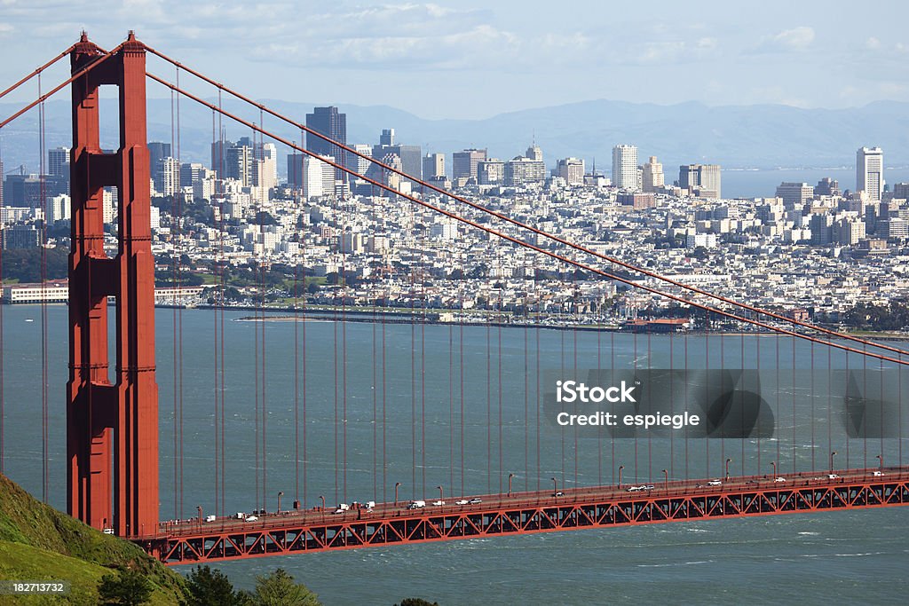 Golden Gate Bridge di San Francisco in background - Foto stock royalty-free di Ambientazione esterna