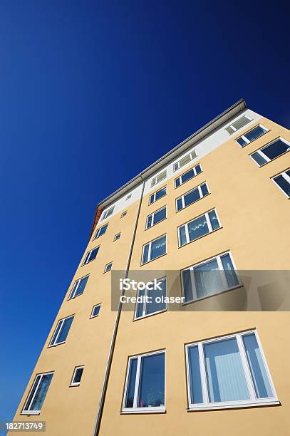 Colorido Fachada De Edificio De Apartamentos Contra El Cielo Azul Oscuro Foto de stock y más banco de imágenes de Arquitectura exterior