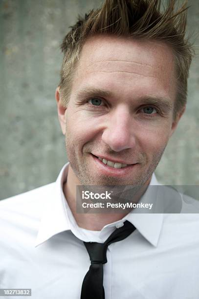 Hombre En Camisa Blanca Aflojar Los Negro De Sonrisas Para Retrato Foto de stock y más banco de imágenes de 30-34 años
