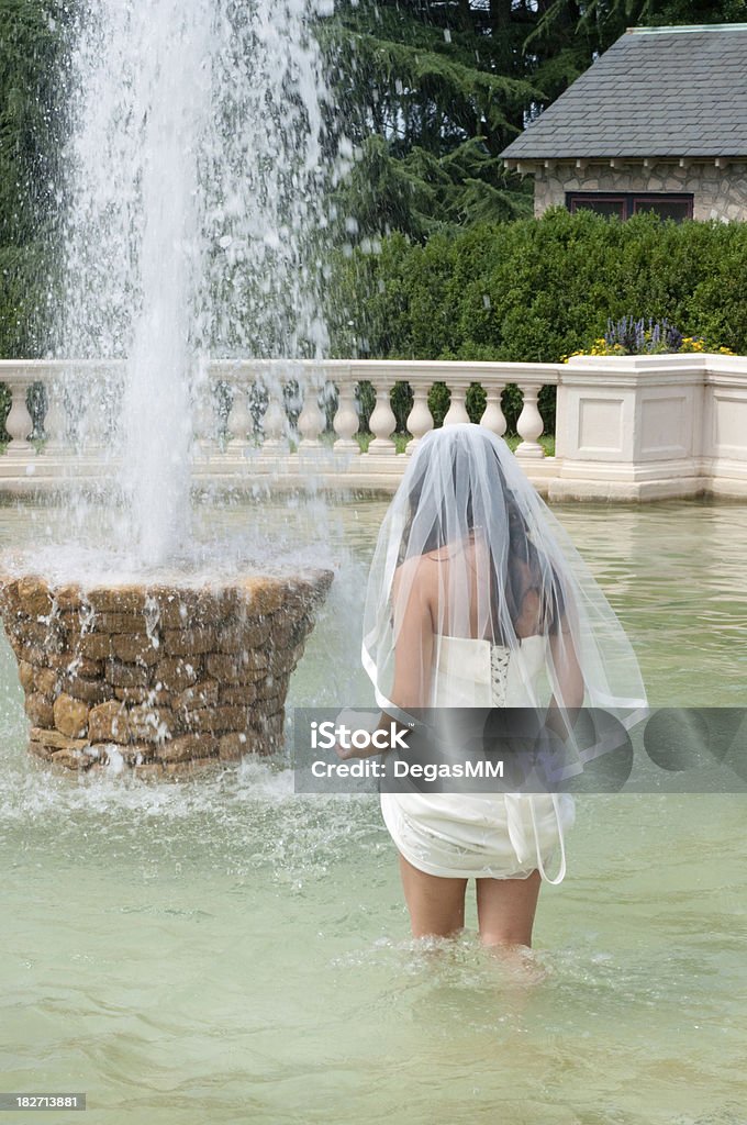 Allegro sposa DIP nella Fontana - Foto stock royalty-free di Abito da sposa