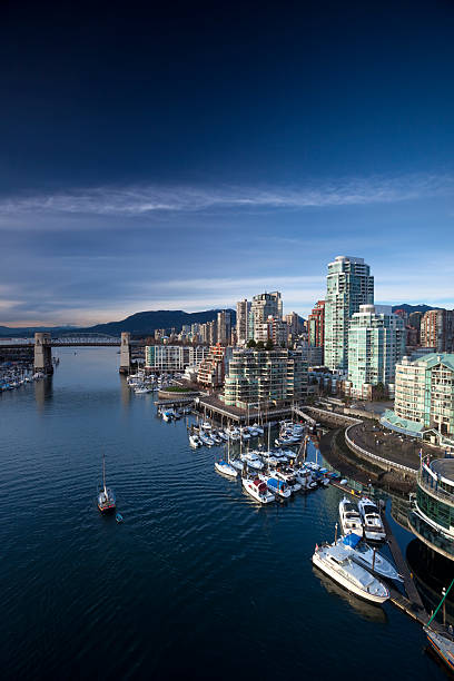 vancouver de frente para o mar - vancouver harbor vancouver harbor marina - fotografias e filmes do acervo