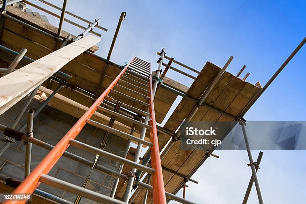 Строительства Нового Дома Сайта Строительные Леса С Лестницы — стоковые фотографии и другие картинки Переносная лестница