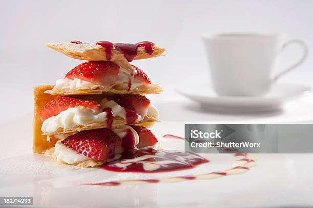 Strawberry Cream Tarta - zdjęcia stockowe i więcej obrazów Bez ludzi - Bez ludzi, Białe tło, Biały