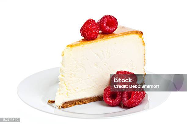 Cheesecake Ai Lamponi - Fotografie stock e altre immagini di Torta di ricotta - Torta di ricotta, Scontornabile, Sfondo bianco