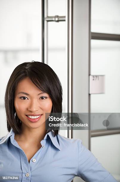 Mulher Sorridente Buiness Asiática - Fotografias de stock e mais imagens de 20-29 Anos - 20-29 Anos, 30-39 Anos, Adulto