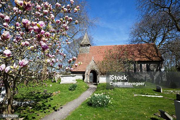 Old West Sussex Igreja Na Primavera - Fotografias de stock e mais imagens de Cemitério - Cemitério, Primavera - Estação do ano, Ao Ar Livre