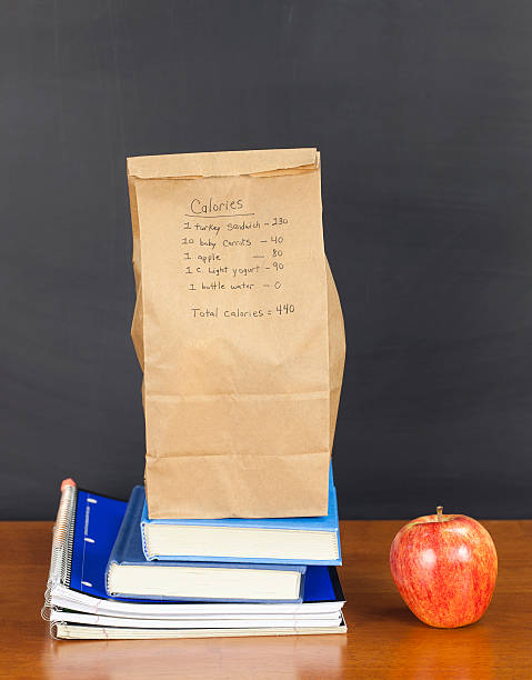 almuerzo en lonchera sanos - packed lunch lunch paper bag blackboard fotografías e imágenes de stock