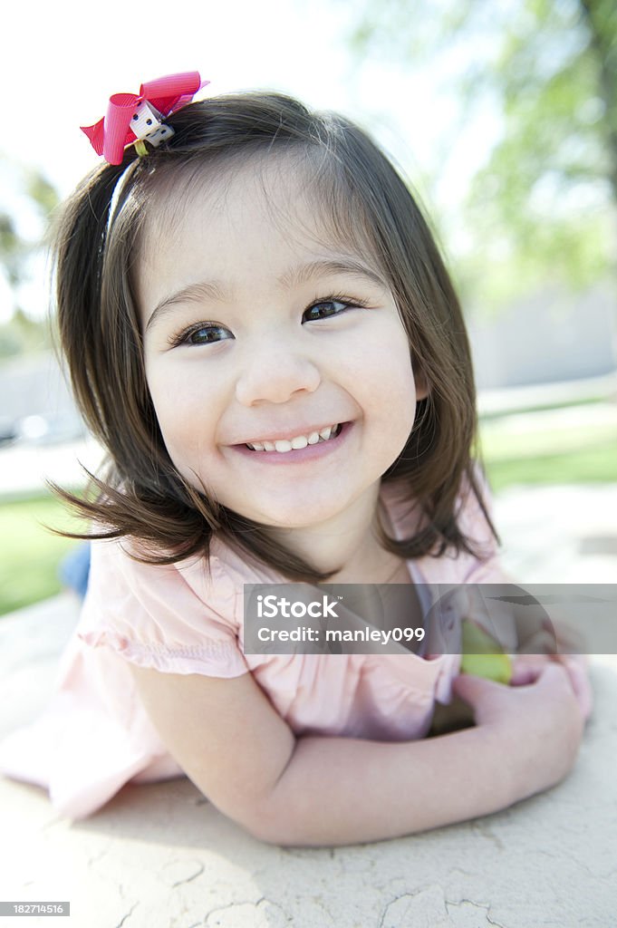 Ragazza carina sulla tabella di pavimentazione - Foto stock royalty-free di 2-3 anni