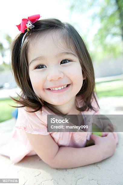 Ragazza Carina Sulla Tabella Di Pavimentazione - Fotografie stock e altre immagini di 2-3 anni - 2-3 anni, Albero, Allegro