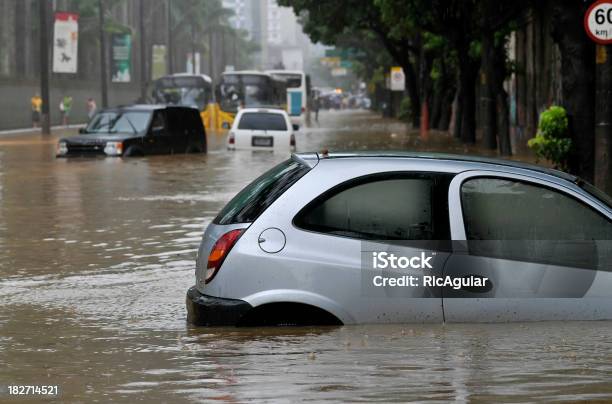 Foto de Enchente e mais fotos de stock de Enchente - Enchente, Carro, Cidade