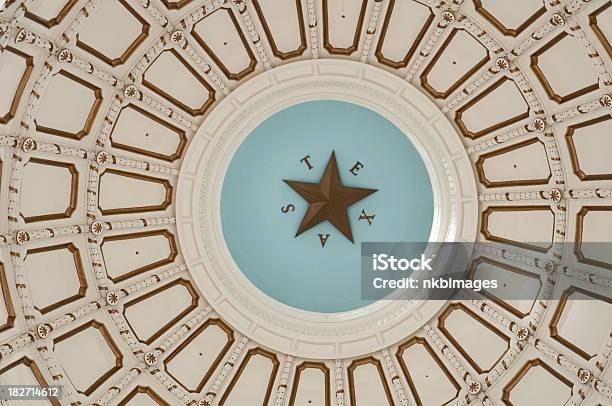 Mirando Hacia Arriba En Cúpula Del Edificio Del Capitolio Del Estado De Texas Foto de stock y más banco de imágenes de Capitolio estatal de Texas