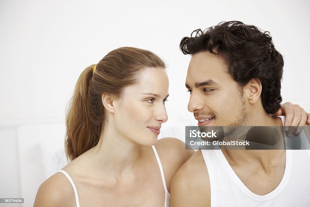 Carinhoso casal sorridente, olhando no eachother - Foto de stock de 20 Anos royalty-free