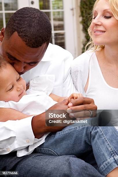Famiglia Felice - Fotografie stock e altre immagini di 12-17 mesi - 12-17 mesi, Abbracciare una persona, Accudire