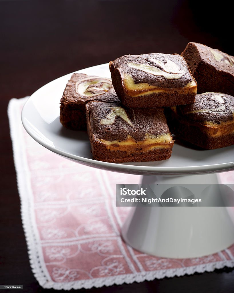 Piatto di formaggio spalmabile Brownie - Foto stock royalty-free di Dolcetto al cioccolato