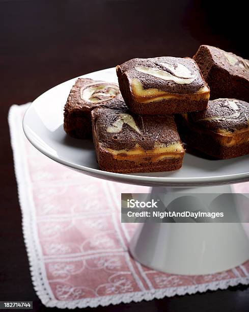 Piatto Di Formaggio Spalmabile Brownie - Fotografie stock e altre immagini di Dolcetto al cioccolato - Dolcetto al cioccolato, Effetto marmo, Alzata per torte