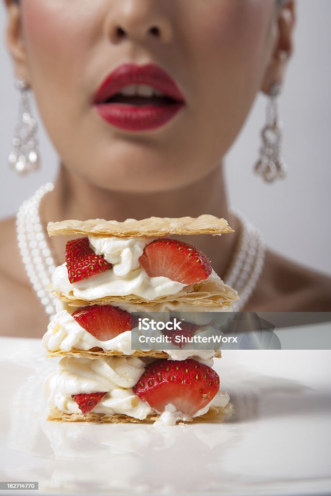 Comer Torta de morango - Foto de stock de Joia royalty-free