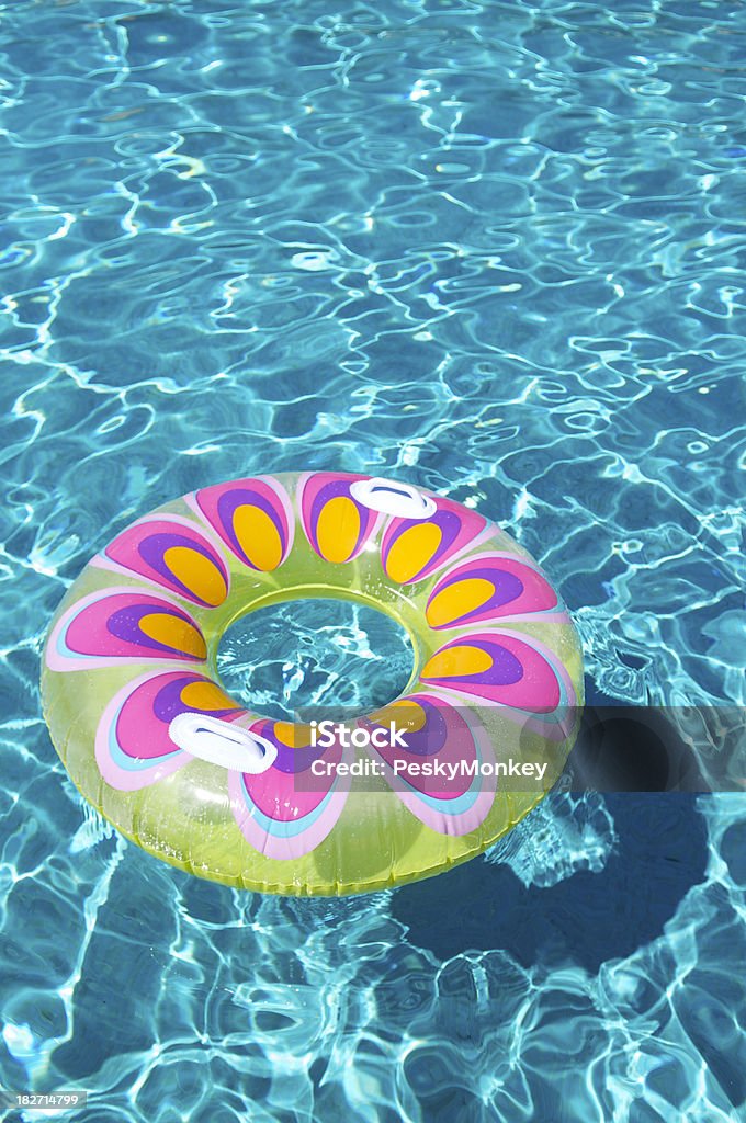 Helle fließende Ring in plätschernde blaue Pool - Lizenzfrei Schwimmbecken Stock-Foto