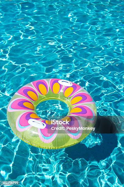 Helle Fließende Ring In Plätschernde Blaue Pool Stockfoto und mehr Bilder von Schwimmbecken - Schwimmbecken, Schwimmring, Wasser