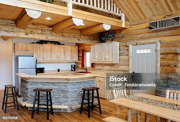 Photo libre de droit de Log Cabin Home Cuisine banque d'images et plus d'images libres de droit de Maison forestière - Maison forestière, Prise de vue en intérieur, Cuisine