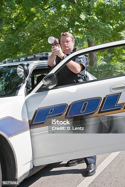 Policman Pistola Radar Foto de stock y más banco de imágenes de Alto policial - Alto policial, Arma, Billete de admisión