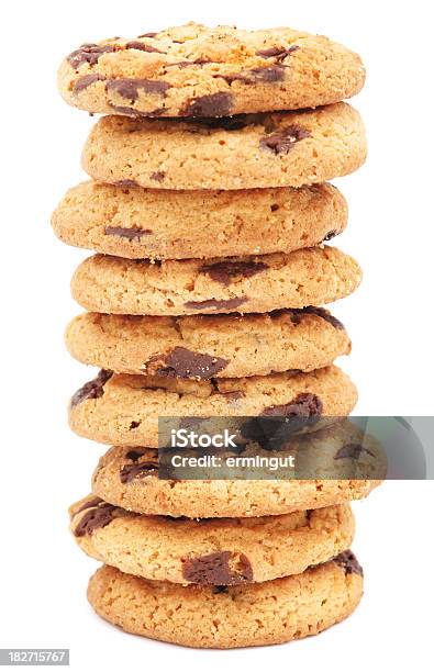 Foto de Cookies Com Gotas De Chocolate Isolada No Branco e mais fotos de stock de Assado no Forno - Assado no Forno, Assar, Biscoito