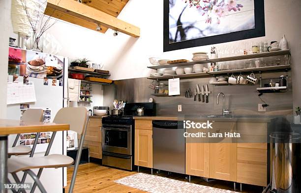 Moderno Loft Eseguire Autonomamente Cucina - Fotografie stock e altre immagini di Casa - Casa, Lucernario, Studio d'arte