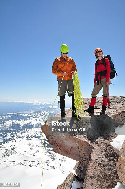 Dos S Mountaineers Foto de stock y más banco de imágenes de Aventura - Aventura, Cordillera Cascade, Cuerda de alpinismo