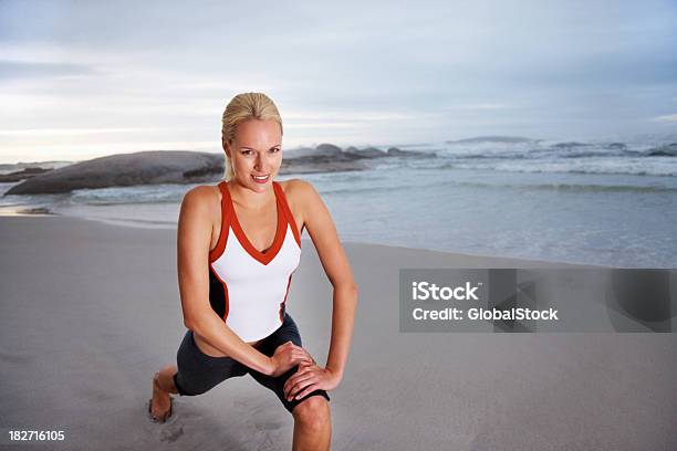 Engraçado Jovem Mulher Fazendo Alongamentos Na Costa Do Mar - Fotografias de stock e mais imagens de 20-29 Anos