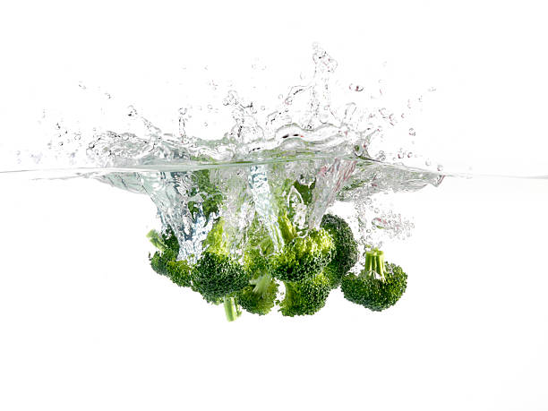 istock Brocoli Splashing in Water 182716225